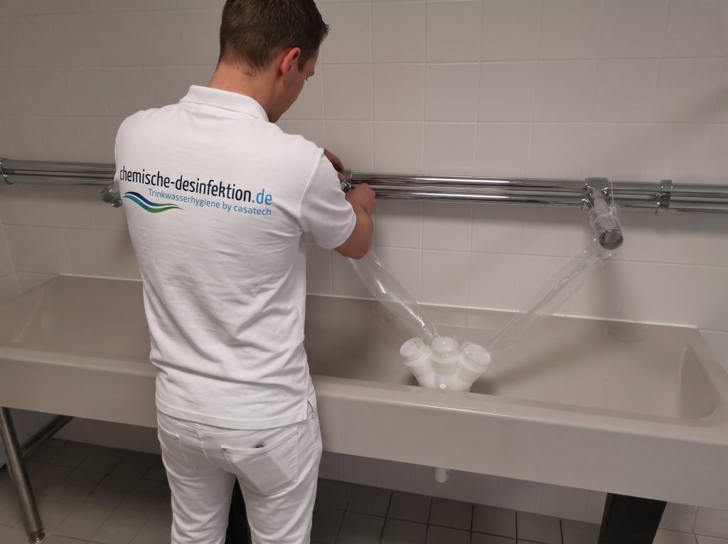 Casatech-Techniker bei technischen Arbeiten an der Trinkwasserinstallation